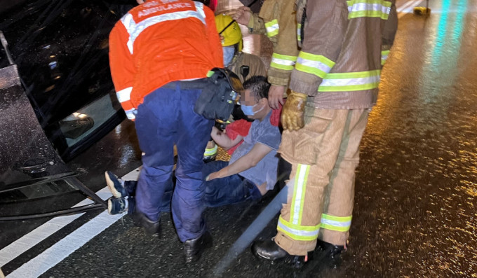 受伤司机由救援人员送院。