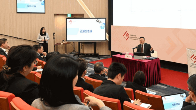 公務員學院舉行以「國際戰略與國防政策」為題的講座，由北京大學國際戰略研究院院長于鐵軍主講。