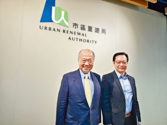 市建局主席周松崗（左）及行政總監韋志成。