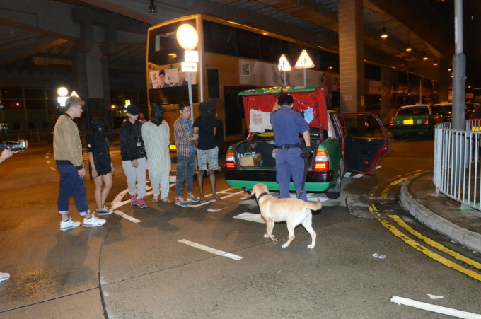 警方其间召来警犬，搜查4人曾乘坐的新界的士。