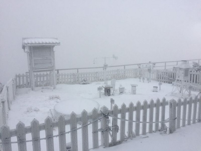 玉山清晨降雪近2小时，积雪约2公分。网图
