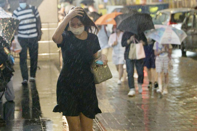 预测多云，有狂风骤雨及雷暴。今日雨势有时颇大。