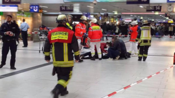 德國杜塞爾多夫中央火車站發生斬人案，有傷者躺在地上流血。