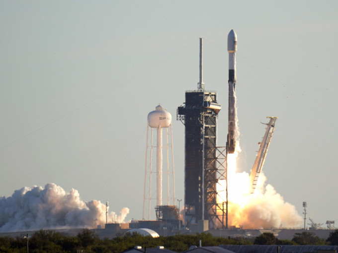 SpaceX搭载143枚卫星火箭成功发射升空。AP图片