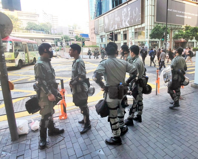 约20名防暴警在弥敦道甘肃街布防。