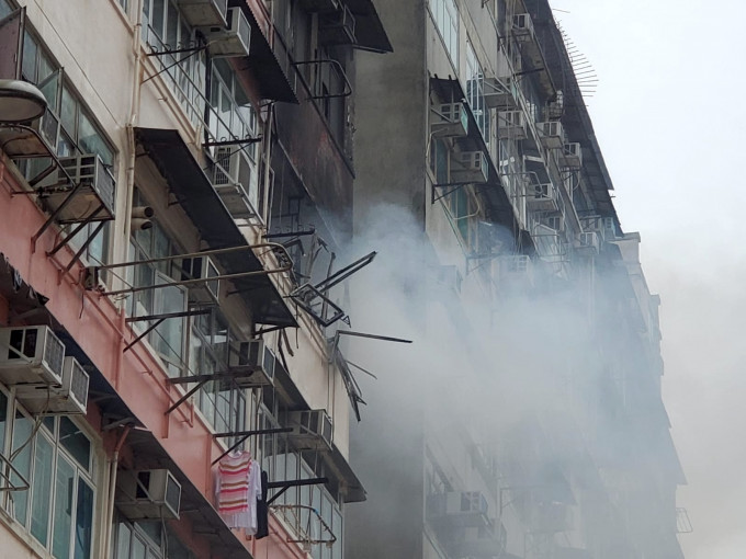 元州街一幢唐楼下午发生火警。