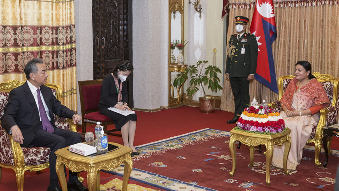 尼泊尔总统班达里会见王毅。新华社图片