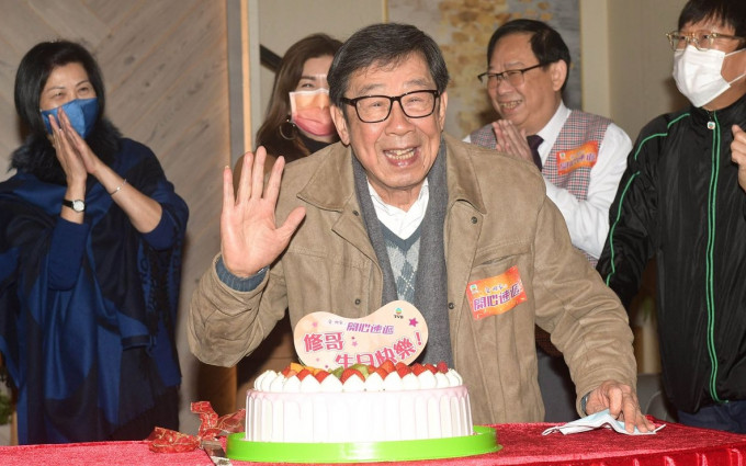 胡枫生日回电视城开工，获高层与一众艺员切蛋糕庆祝。
