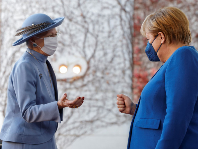 默克爾會見丹麥女王欲「 碰拳」打招呼遭拒。路透社圖片