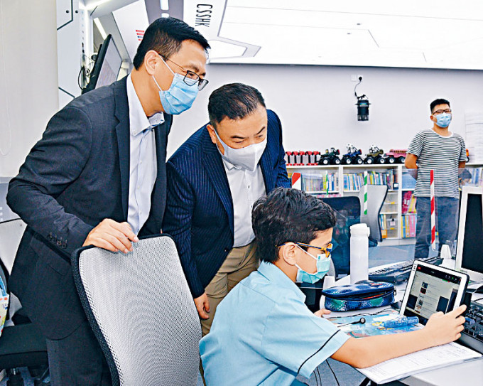楊潤雄（左一）參觀電腦室，了解同學上網課的情況。