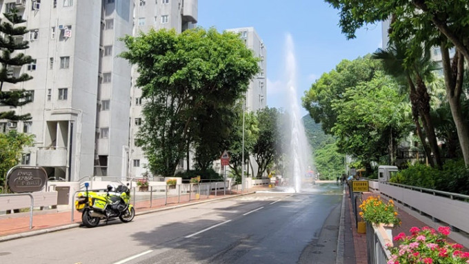 龙坪道发生爆水管。fb：马路的事 (即时交通资讯台)