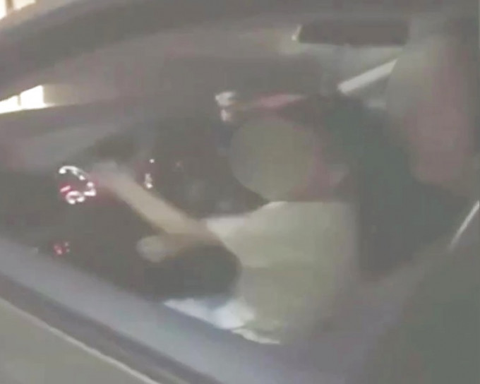 最近西安一名男子抱著小孩在停車場開車，行駛中還讓孩子操控方向，許多網民都表示這種做法太危險。(網圖)