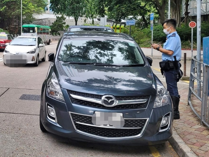 东九龙总区交通部及各警区昨日于区内多个交通黑点采取打击违例泊车的执法行动。资料图片