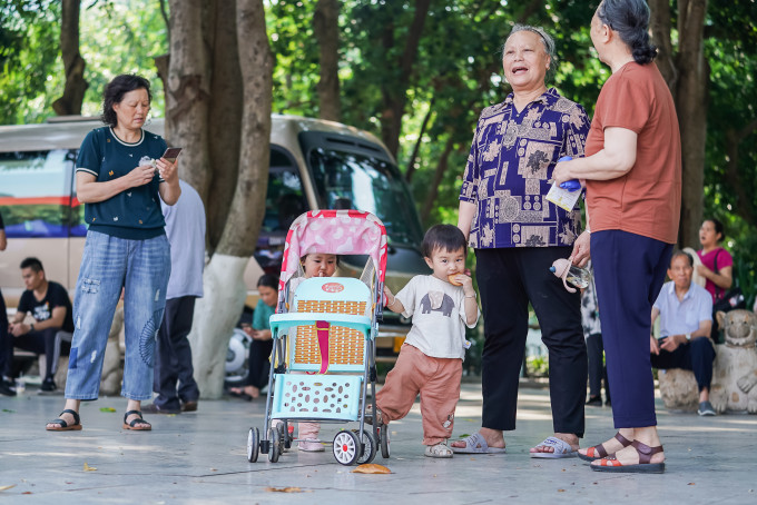 中國目前的法定退休年齡為男性60歲，女55歲、女職工50歲的退休年齡。新華社資料圖片
