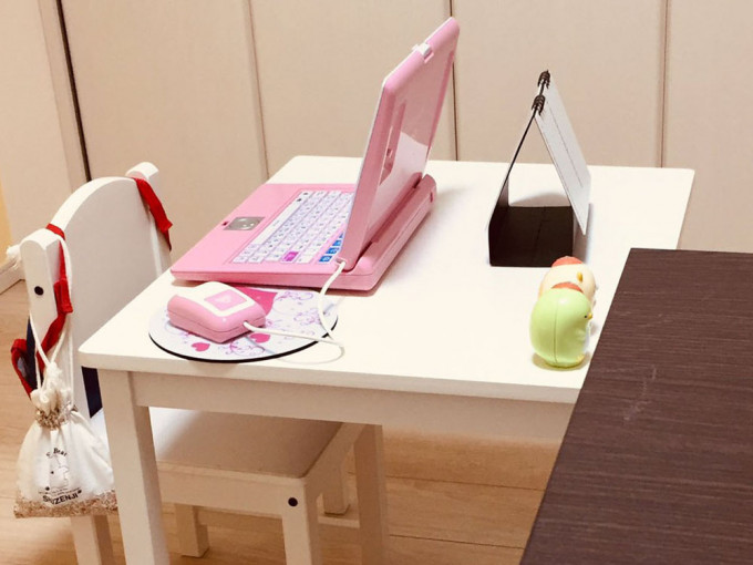 女兒留下空空如也的白色桌子和粉紅色電腦。（網圖）
