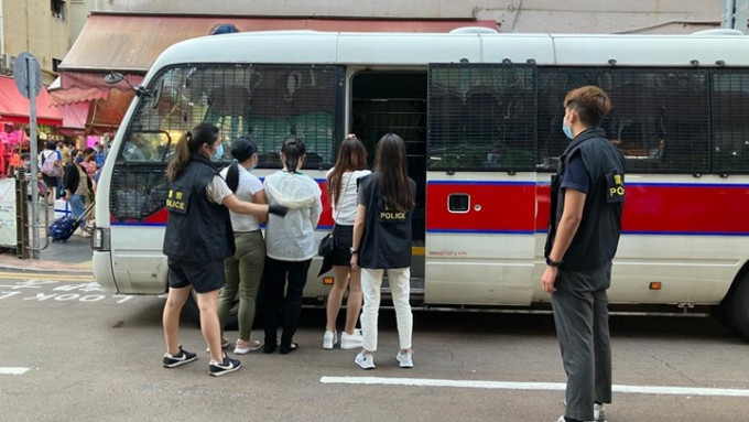 警方在荃湾进行扫黄行动，拘捕3名女子。警方图片