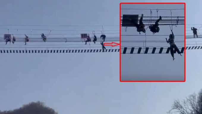 河南龙潭大峡谷有游客玩铁索桥时跌出半空吊吊揈，情况惊险。