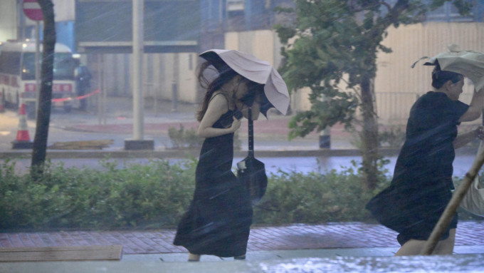 天文台︱料強陣風吹襲香港 未來一兩小時廣泛地區或受大雨影響