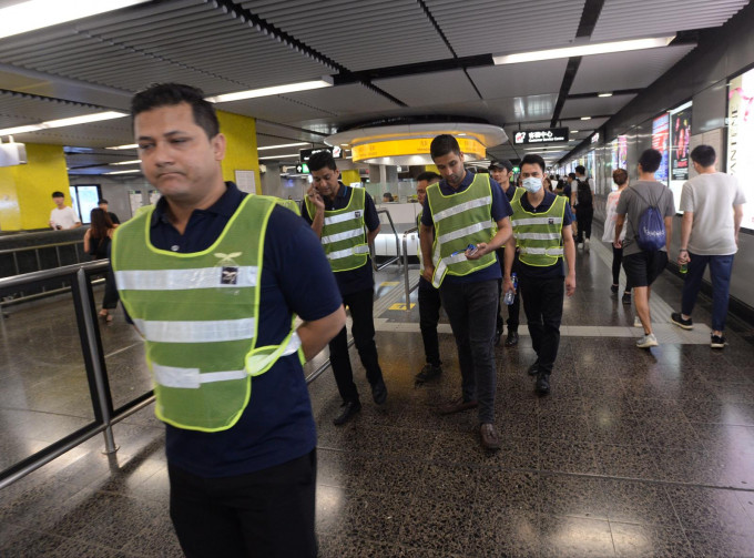 尖沙嘴港鐵站「前啹喀兵」特遣隊約有10人。