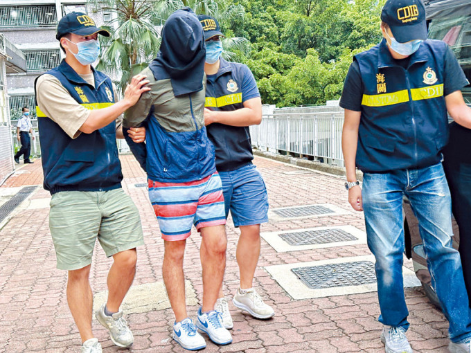 海关人员昨在大埔以涉嫌贩毒拘捕前来取货的青年。