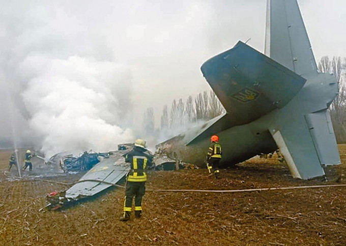 烏軍一架運輸機在基輔地區被擊落，救援人員搜救生還者。