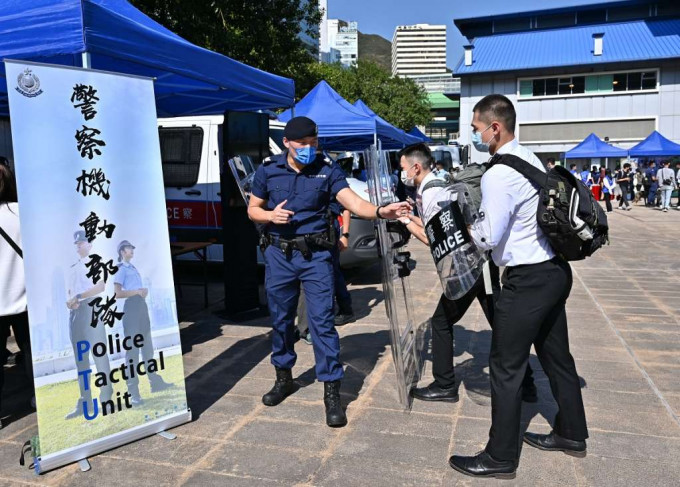 警察機動部隊隊員向參加者介紹其工作。政府新聞處圖片