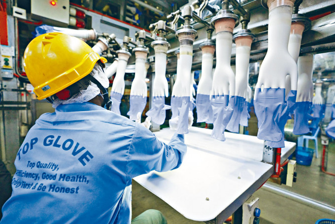 吉隆坡市郊的Top Glove手套厂八月时生产情况。