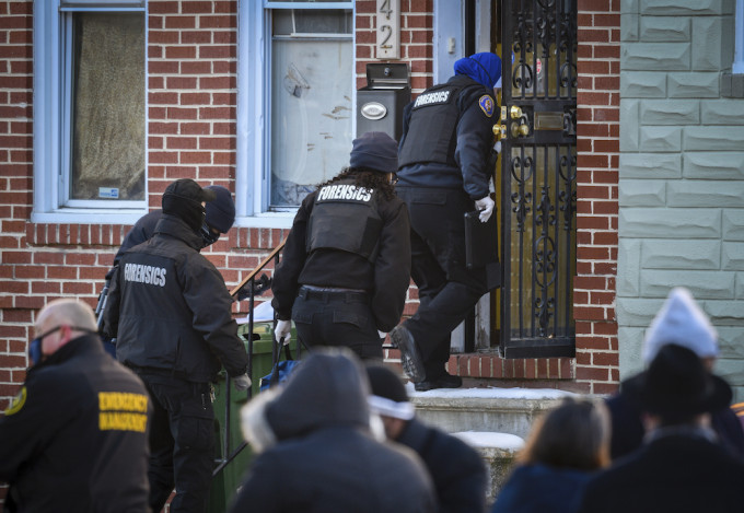 法警局一名探员周四在巴尔的摩执行任务时，被一名疑犯开枪击中受重伤。AP图片