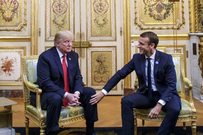 法國總統馬克龍（右）接見美國總統特朗普。AP