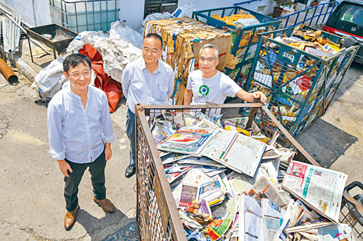 刘耀成（左）指，回收基金资助三千万元，支援前綫回收店及拾荒者。