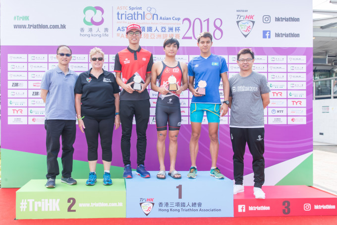 郭汝鏗(右三)包攬男子精英組及U23組冠軍。相片由公關提供