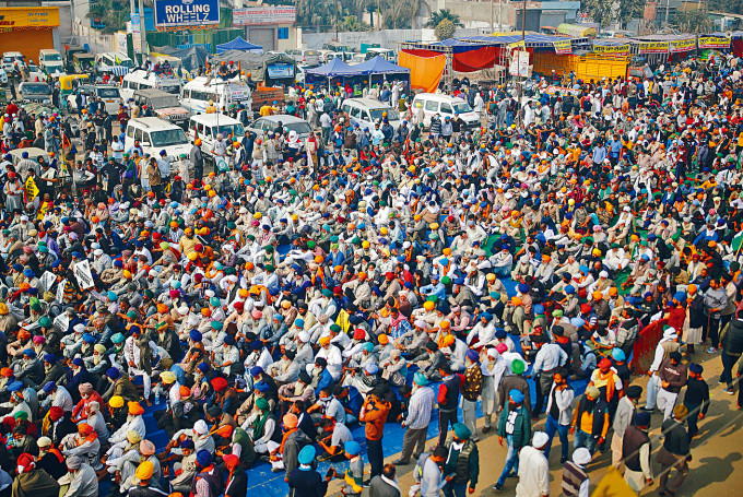 ■印度示威農民昨天在新德里郊區市鎮聚會。