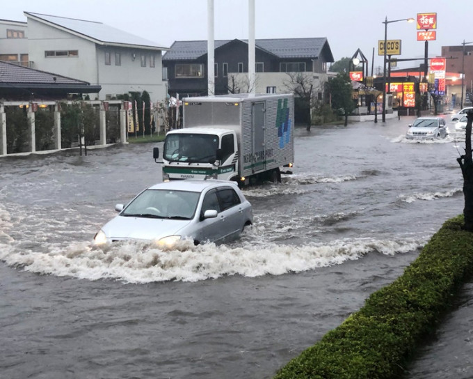 關東地區暴雨成災多處水浸。AP