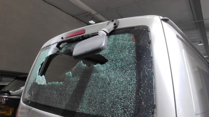 多辆车的玻璃窗被石碎击中打爆。