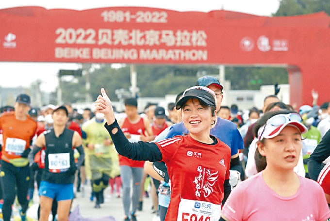 北京马拉松赛在天安门广场开跑。