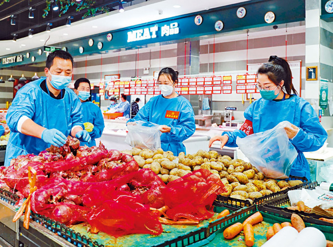 上海奉贤区发动逾万名志愿者，为居民配送蔬果。