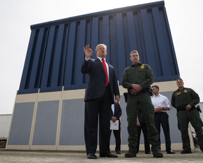 特朗普早前視察加州邊境圍牆樣板。AP