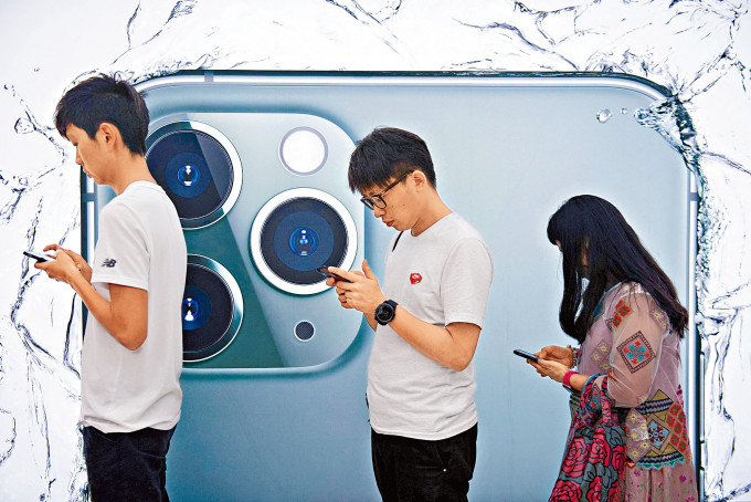 ■苹果扫描儿童色情图片的新系统今年稍后安装在美国用户的iPhone上，未来会扩展至其他地区。图为香港少年使用iPhone。