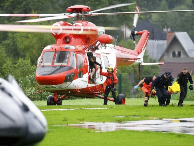 波蘭山區遇雷擊，救援人員以直升機將傷者送院。AP
