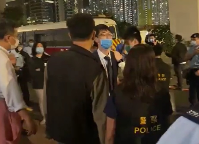 一名男子被警方拘捕带走。香港突发事故报料区截图