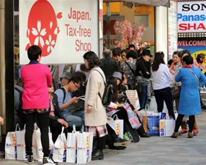 中国游客爱到日本疯狂购物。网图