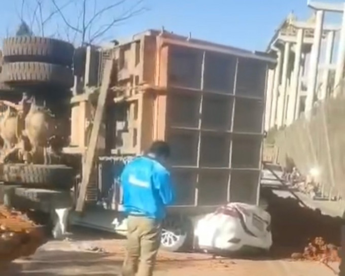 重型貨車翻側壓毀兩車。網圖