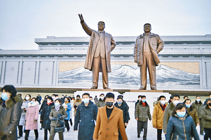 北韓民眾年初一到訪平壤的萬壽臺廣場。
