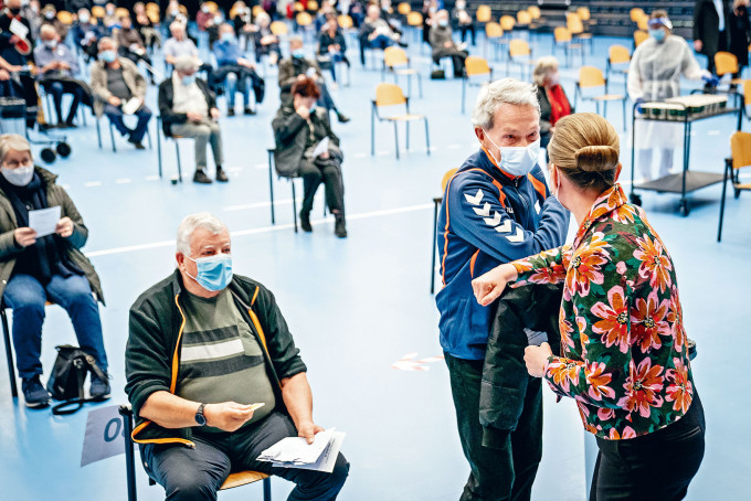 丹麦女首相弗雷泽里克森（右）周一视察新冠疫苗接种中心。