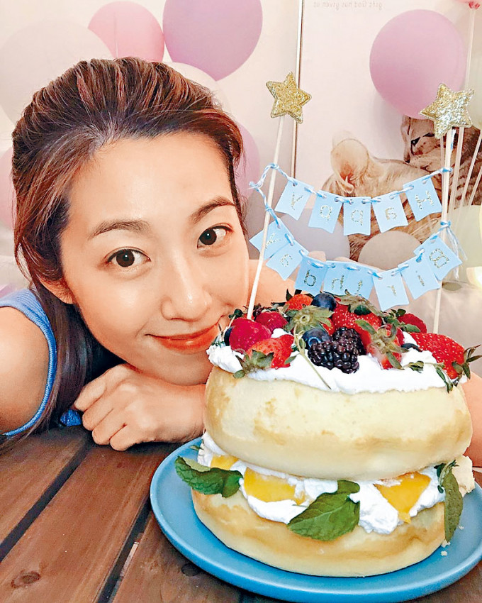 陳自瑤親自為愛女炮製生日蛋糕。