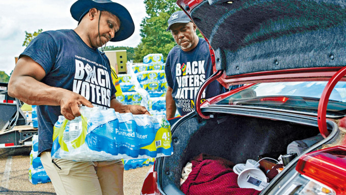杰克逊市居民获分发樽装水。
