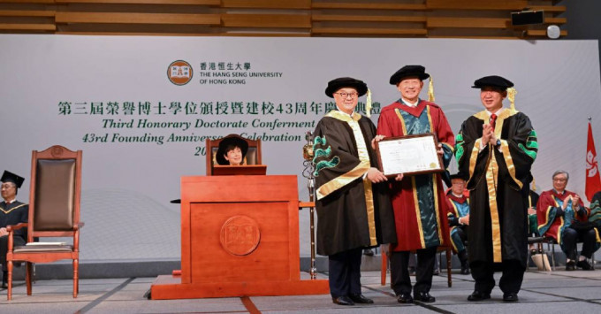 香港上海滙丰银行主席王冬胜（中）获颁荣誉法学博士学位