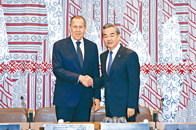 王毅（右）和俄外交部长拉夫罗夫（左）通电话。
