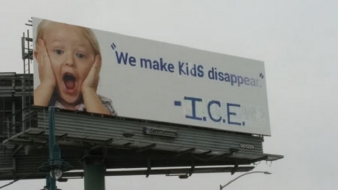 有行为艺术家将繁忙公路旁的大型广告牌二次创作，将「让垃圾消失」变成「让孩子消失」。