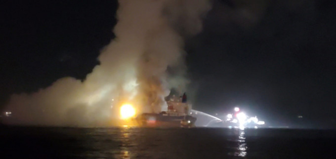昂船洲躉船大火至晚上仍然未撲滅。